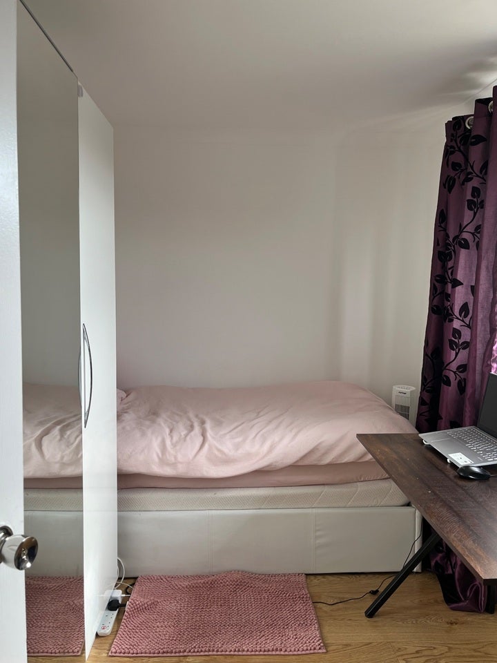 Room Sheridan Road in Surrey Heath