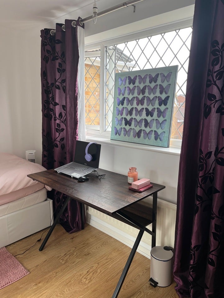 Room Sheridan Road in Surrey Heath