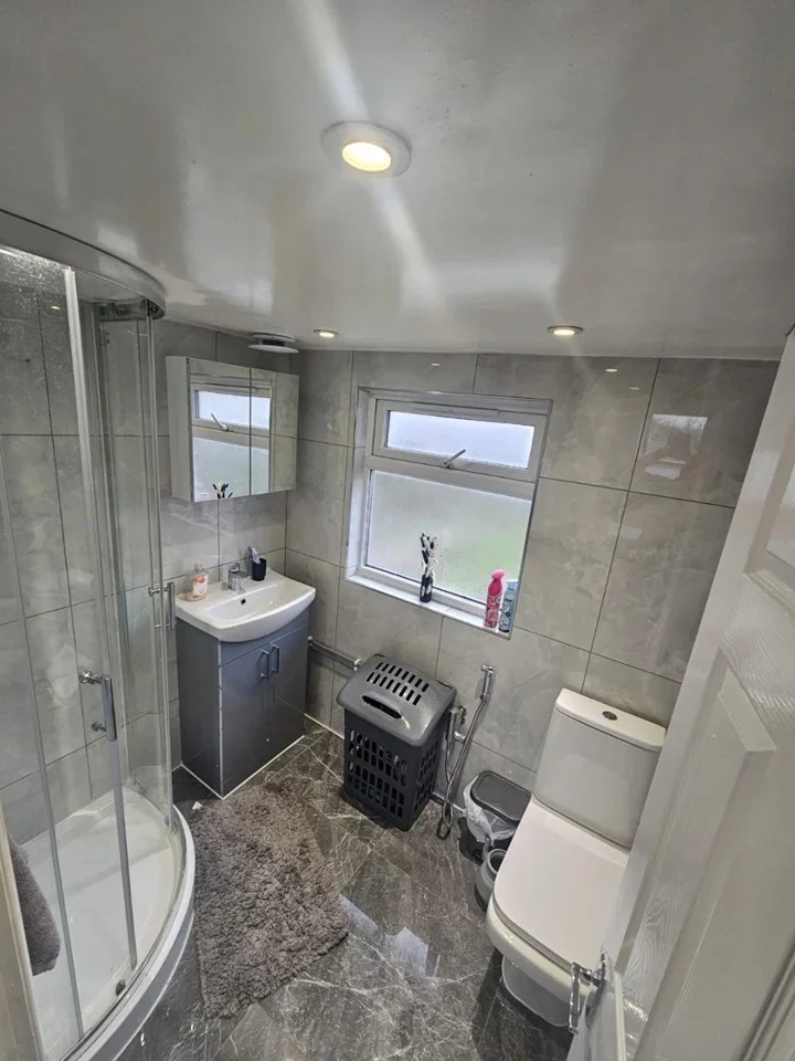 Room Seymer Road in Greater London