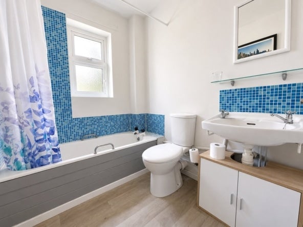 Flat Shenton Close in Stratton St. Margaret