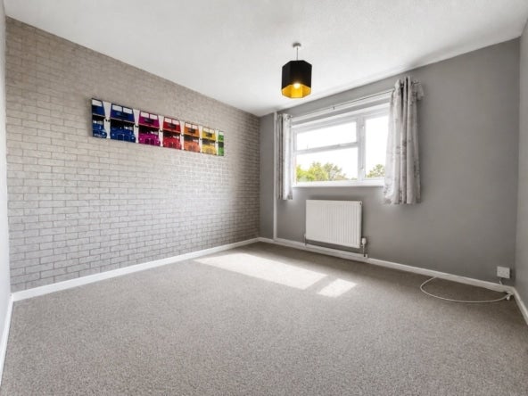 Flat Shenton Close in Stratton St. Margaret
