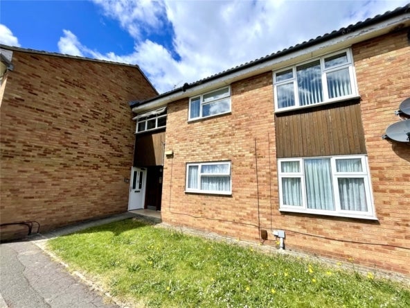 Flat Shenton Close in Stratton St. Margaret