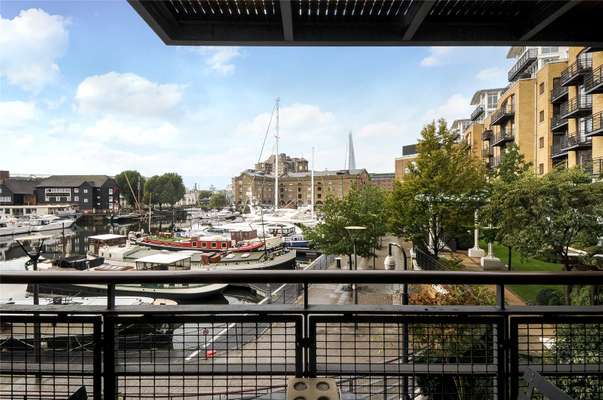 Flat Star Place in Greater London