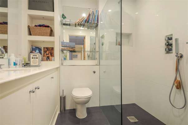 Flat Star Place in Greater London