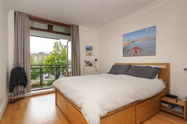 Flat Star Place in Greater London