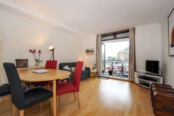 Flat Star Place in Greater London