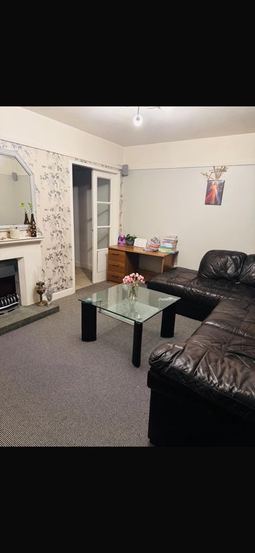 Room Greenbrow Road in Manchester