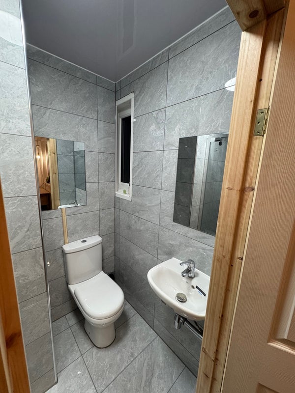 Room Greenbrow Road in Manchester