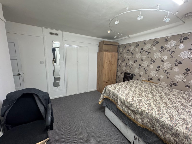 Room Greenbrow Road in Manchester