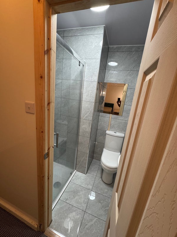 Room Greenbrow Road in Manchester