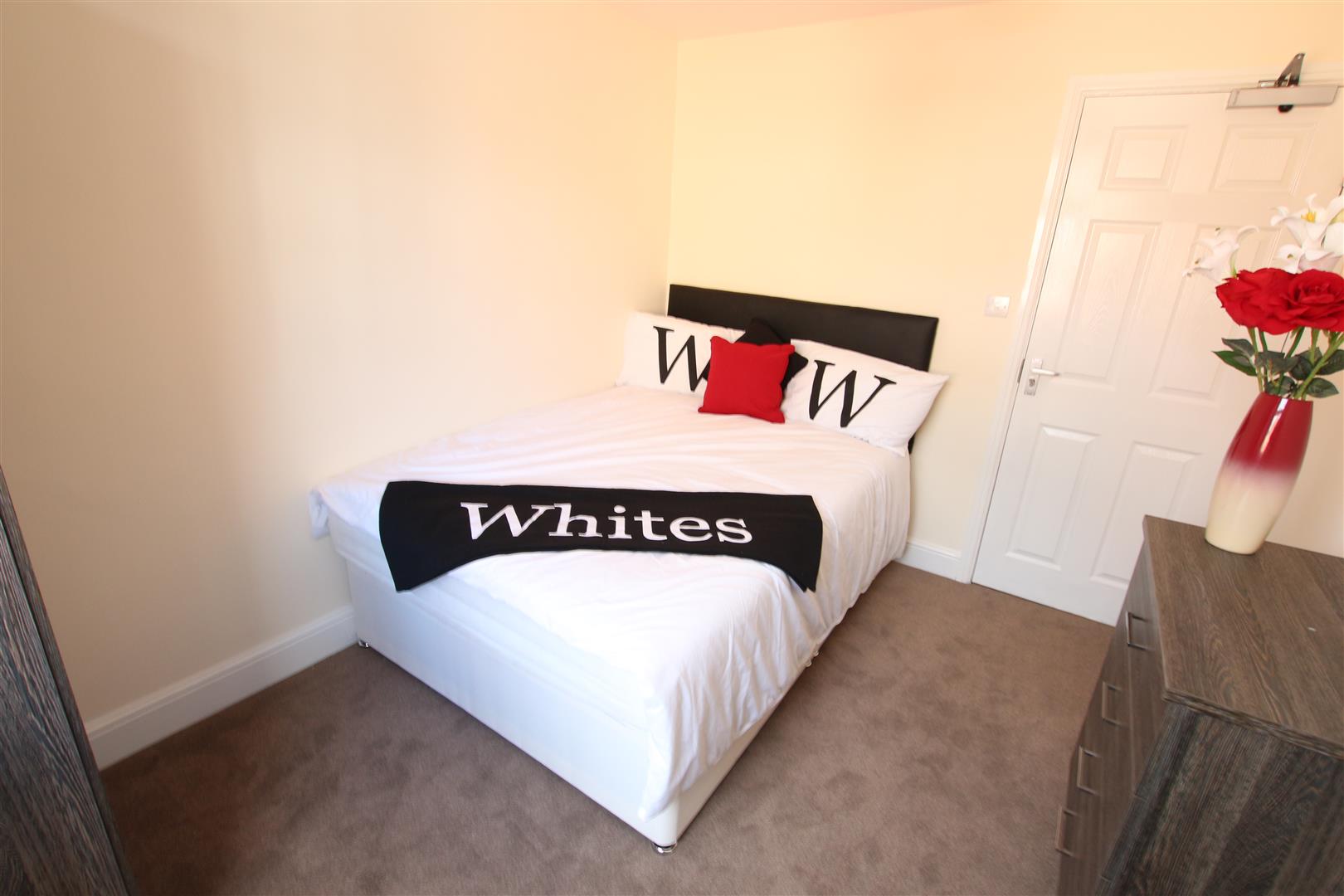 Room Glasgow Street in Northampton