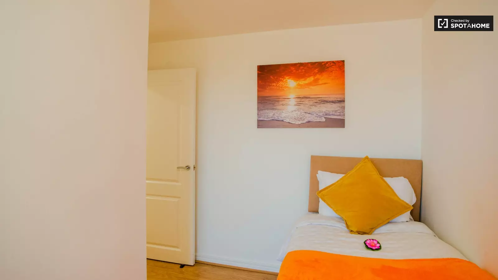 Flat Upper North Street in Greater London