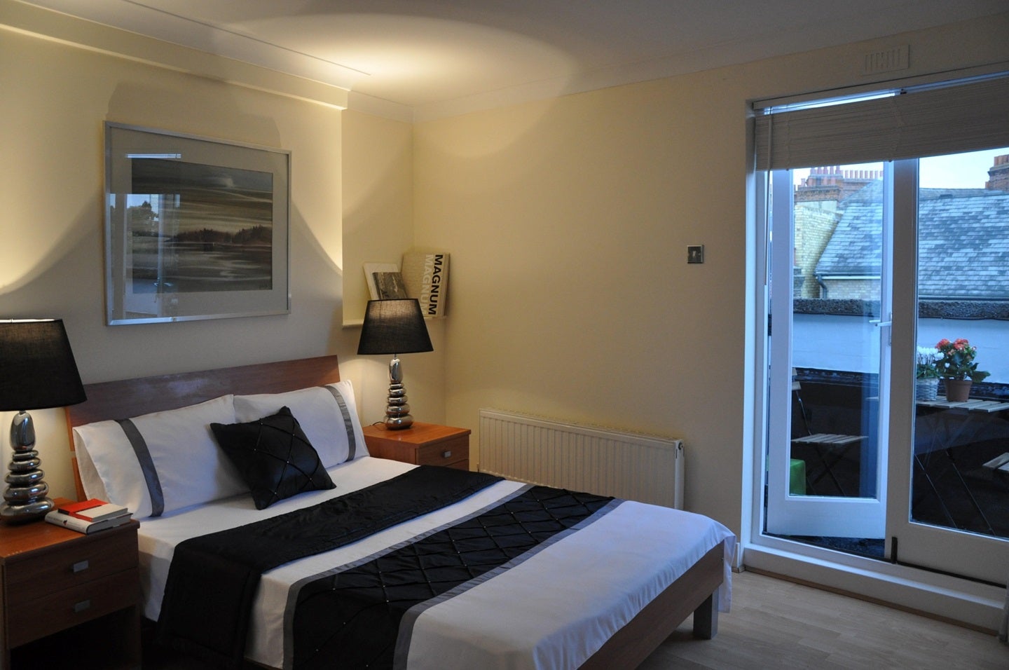 Flat Beaumont Crescent in Greater London