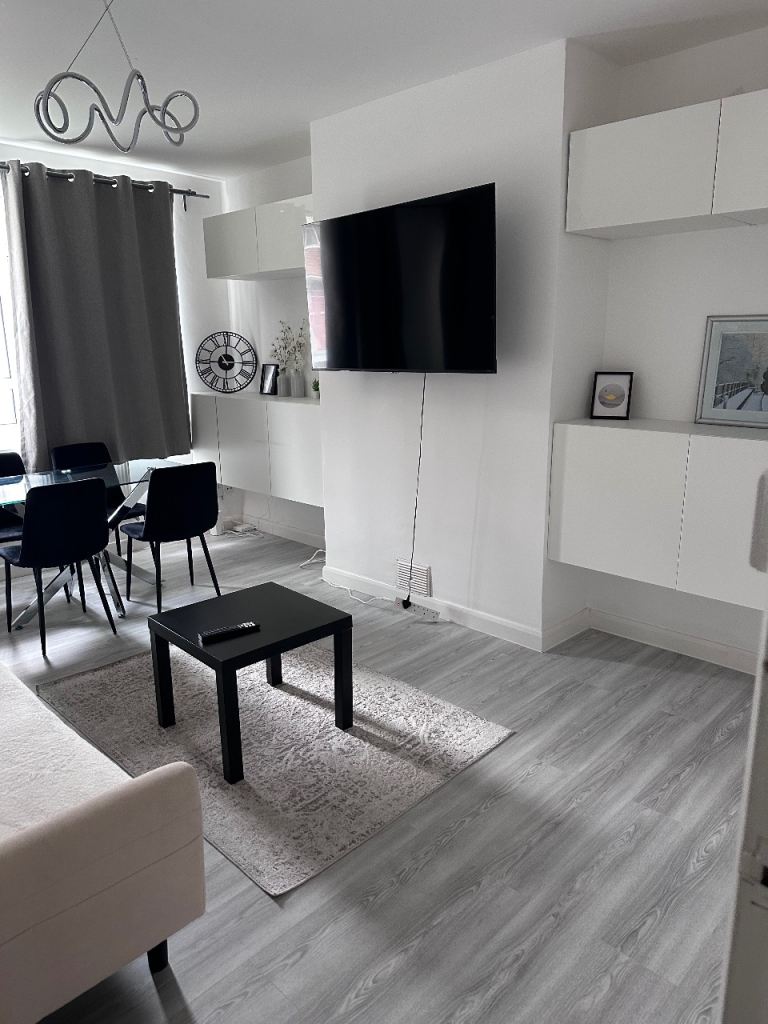 Flat Lancaster Court in Greater London