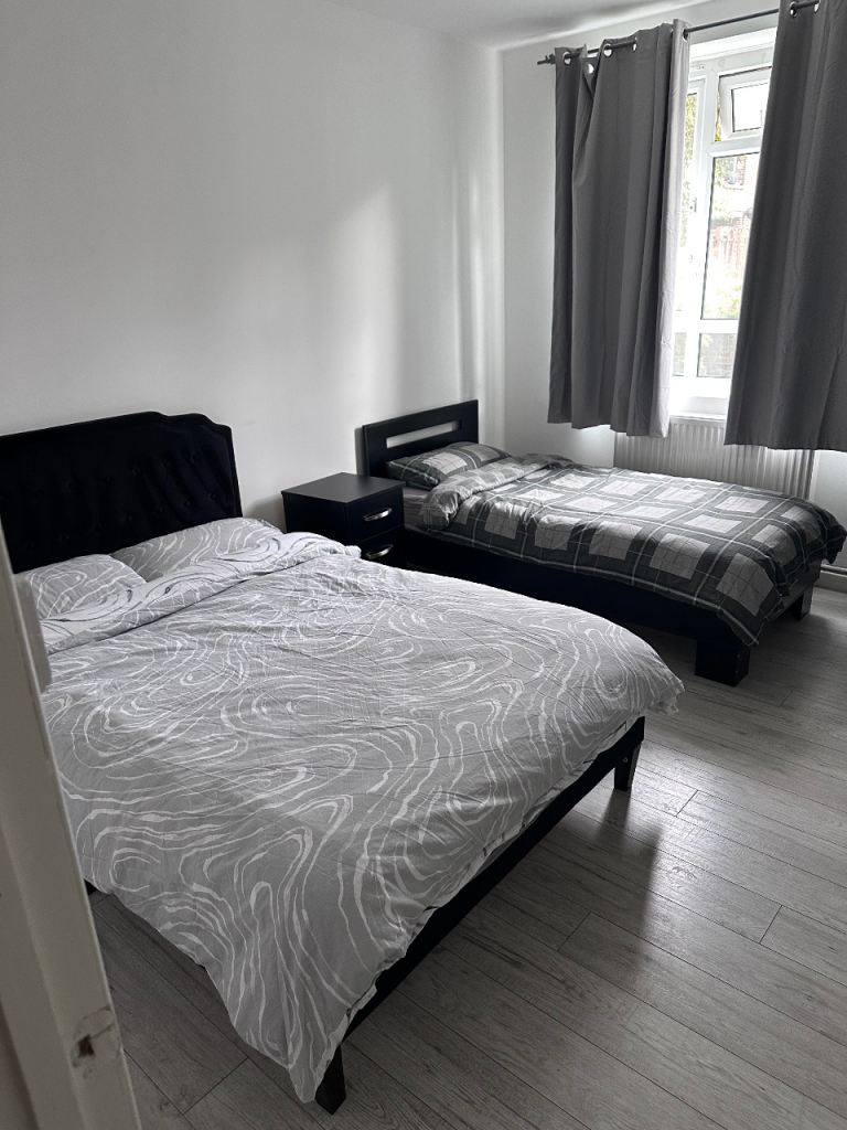 Flat Lancaster Court in Greater London