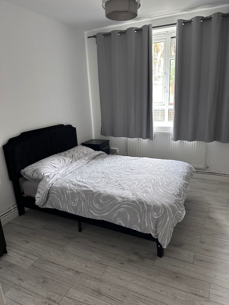 Flat Lancaster Court in Greater London