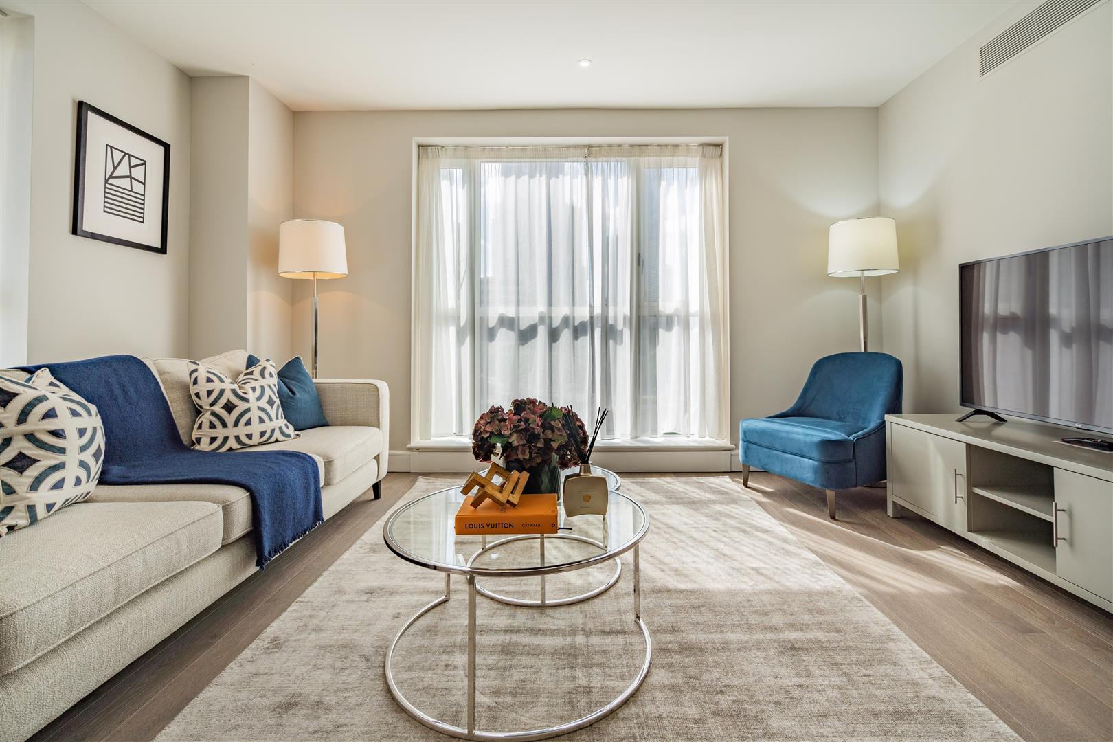 Flat Westferry Circus in Greater London