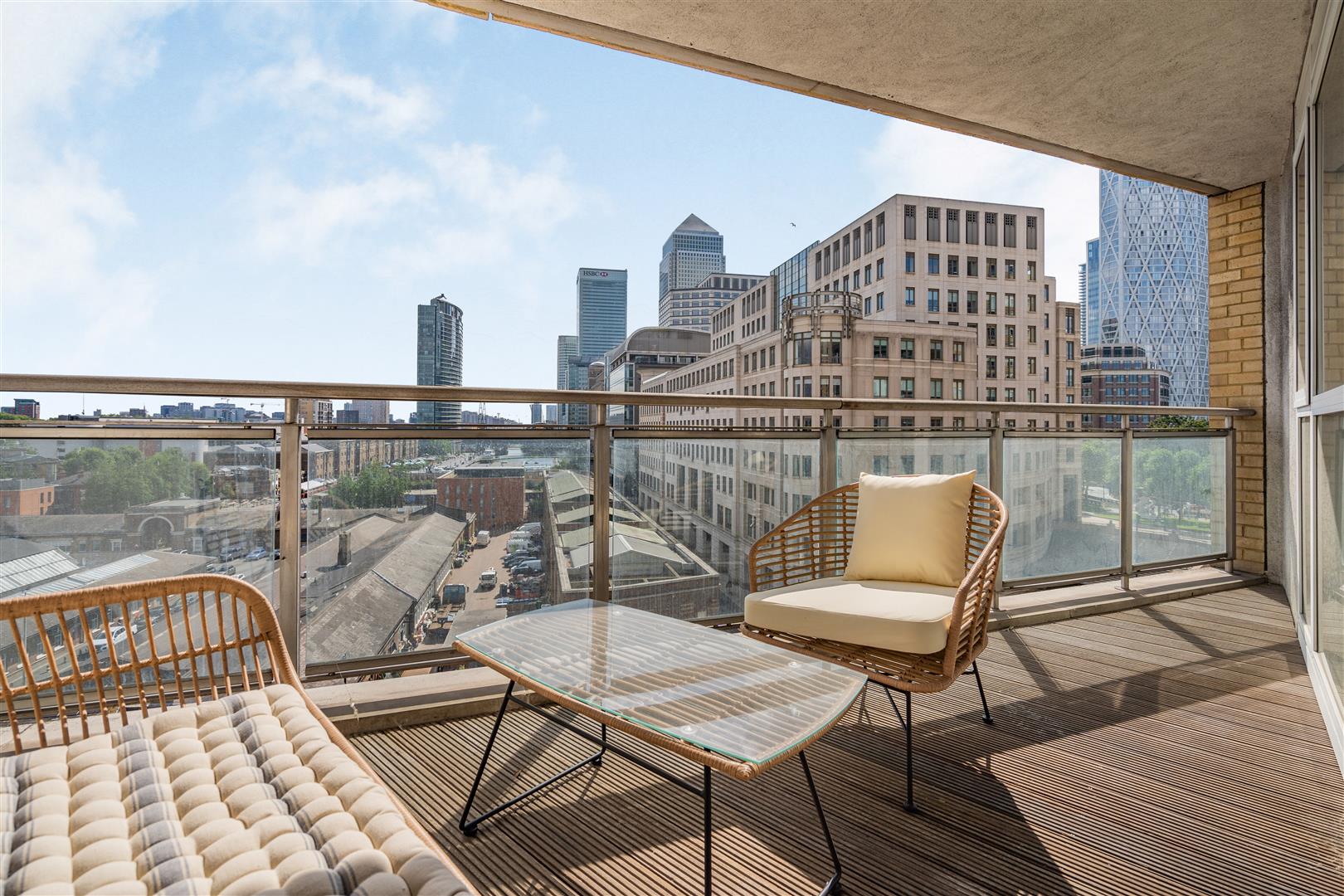 Flat Westferry Circus in Greater London