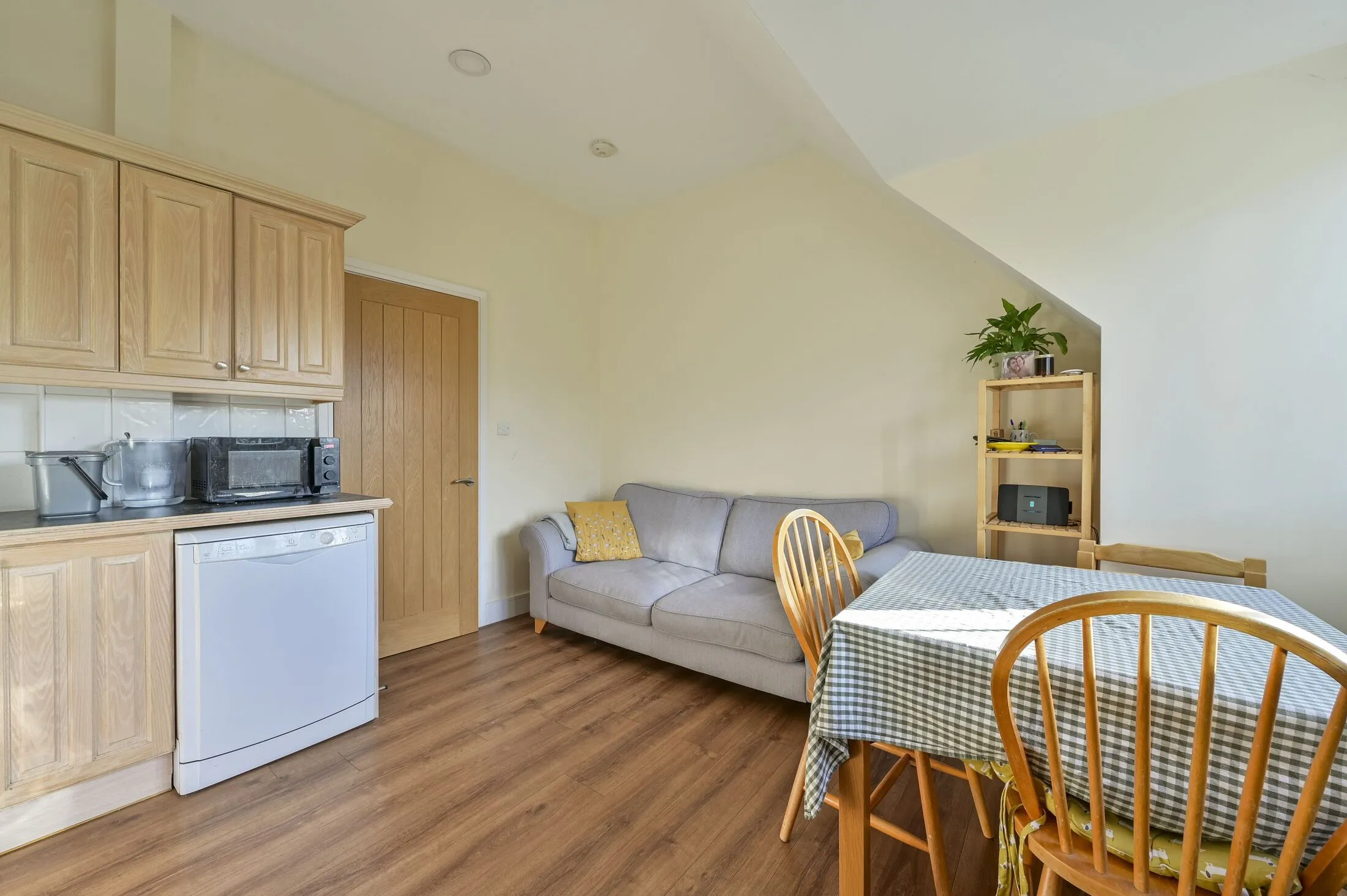 Flat Keswick Road in Greater London
