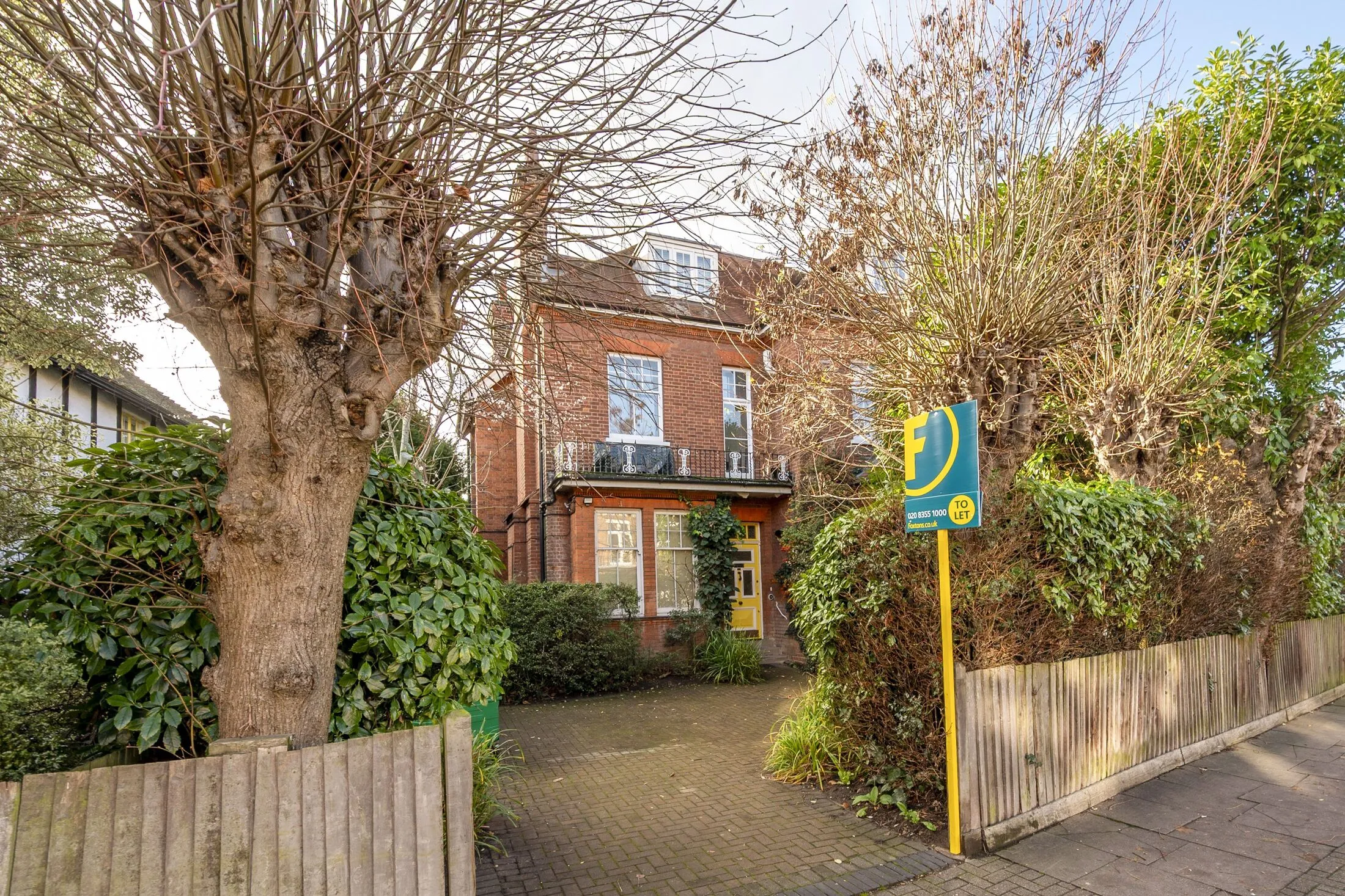 Flat Keswick Road in Greater London