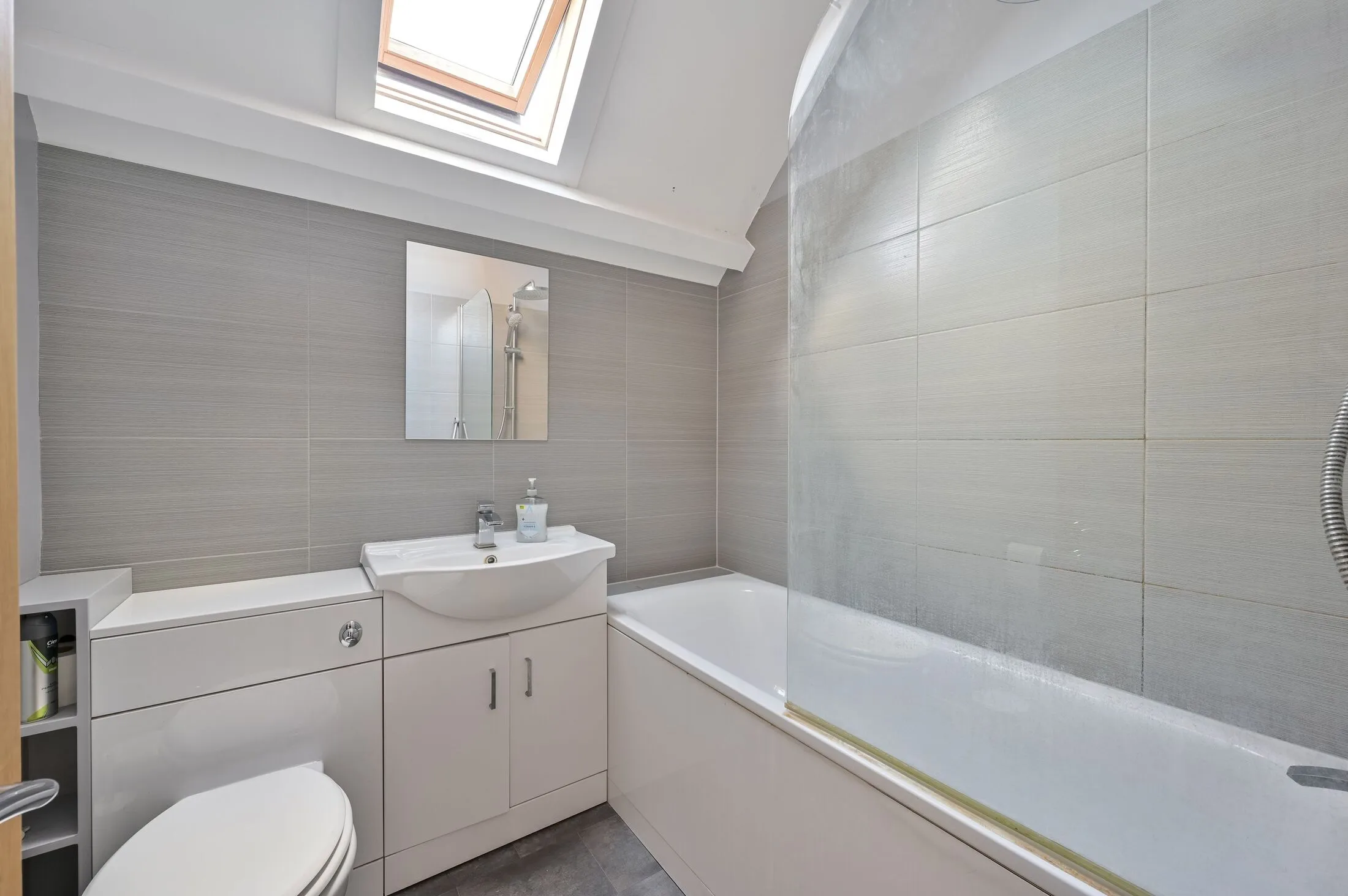 Flat Keswick Road in Greater London