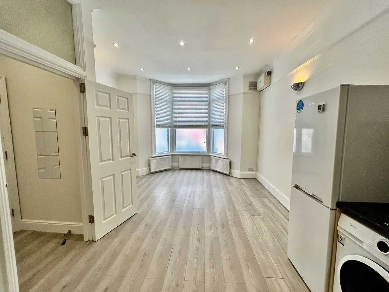 Flat Whitworth Road in Greater London