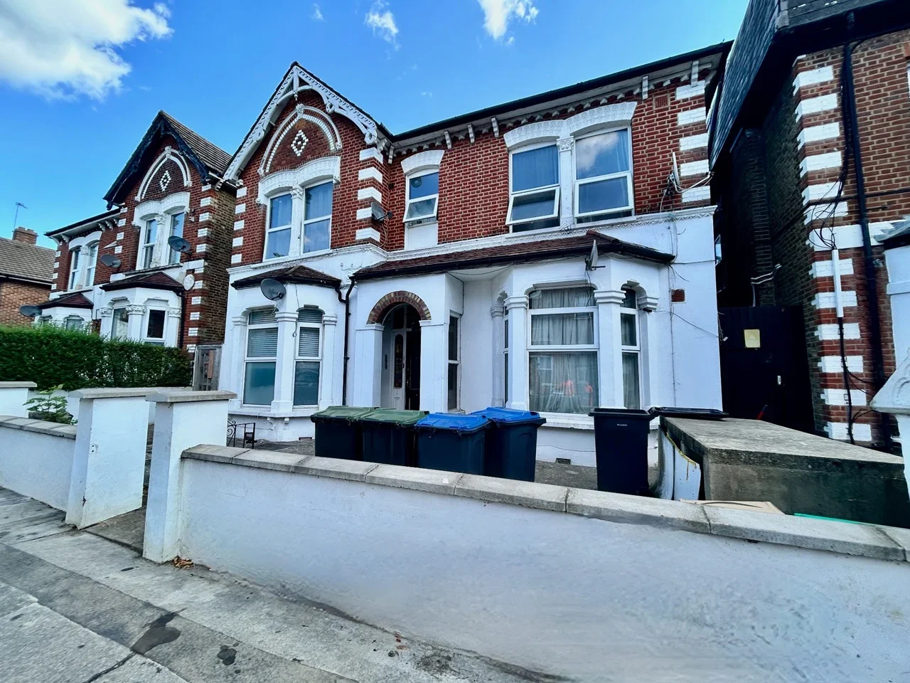 Flat Whitworth Road in Greater London