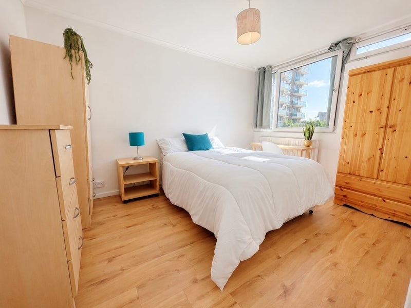 Room Cable Street in Greater London