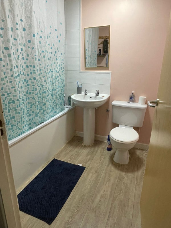Room Queen Elizabeth Gardens in Glasgow
