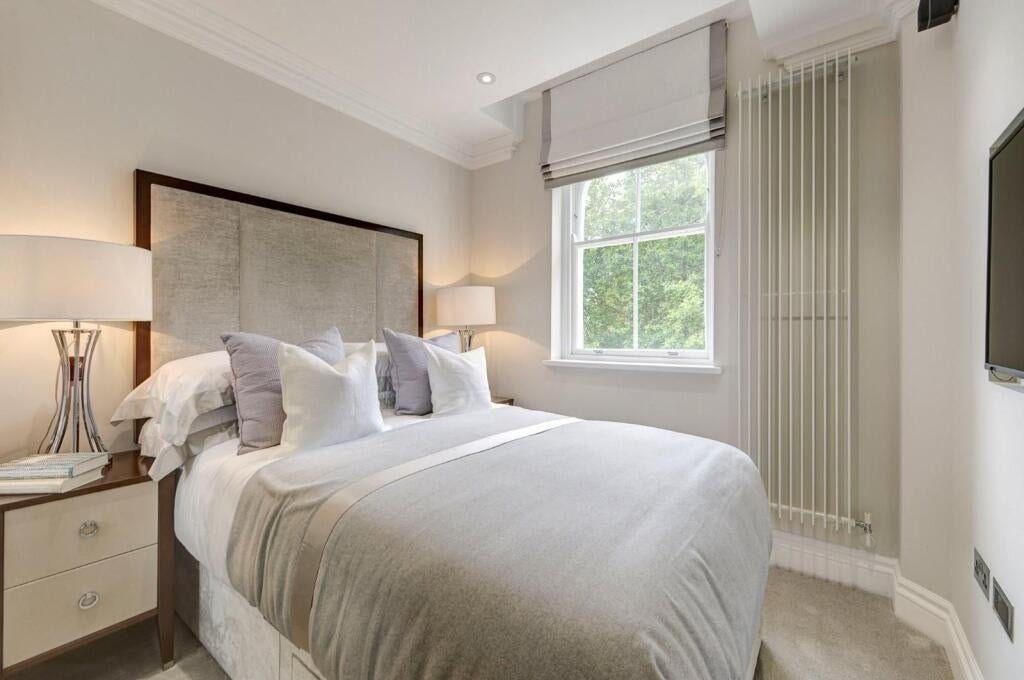Flat Kensington Gardens Square in City of Westminster