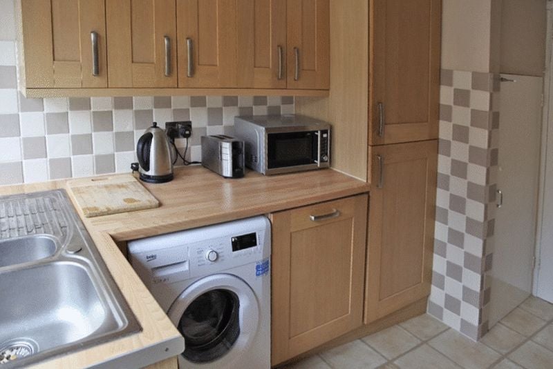 Room Stoneleigh Road in Greater London