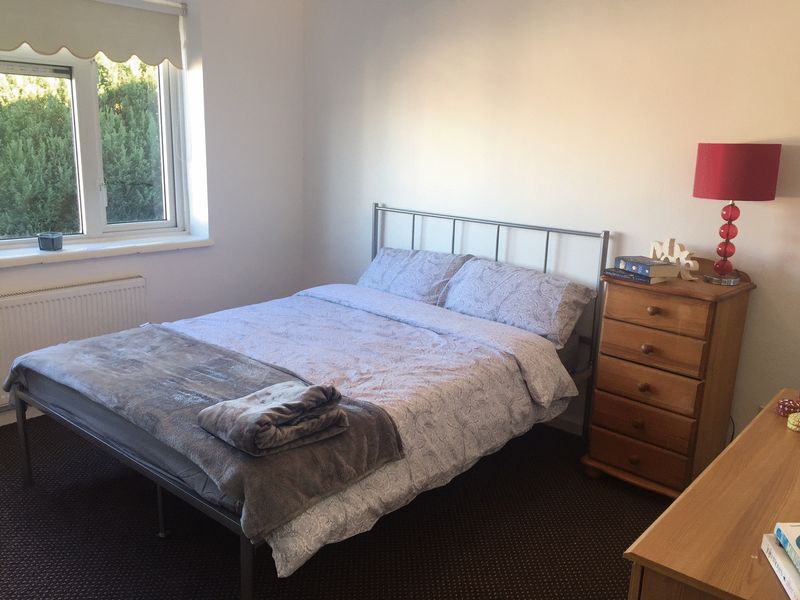 Room Stoneleigh Road in Greater London