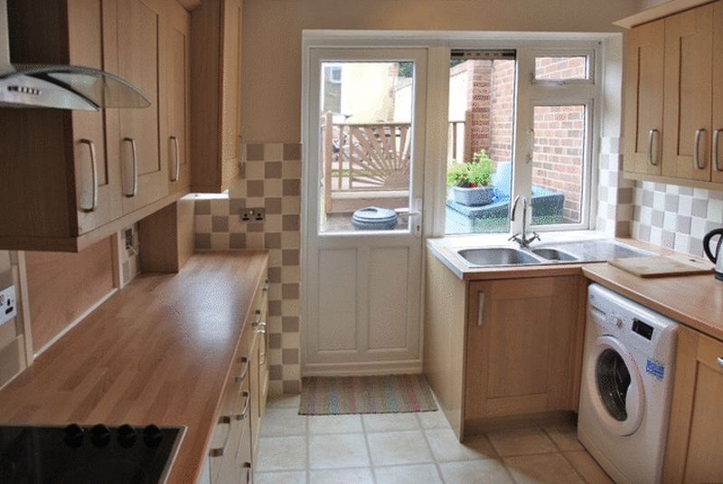 Room Stoneleigh Road in Greater London