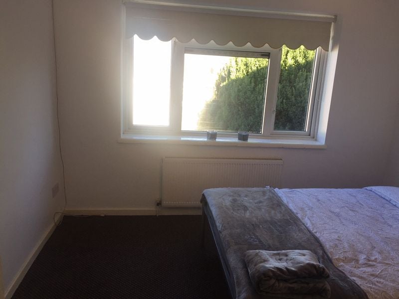 Room Stoneleigh Road in Greater London