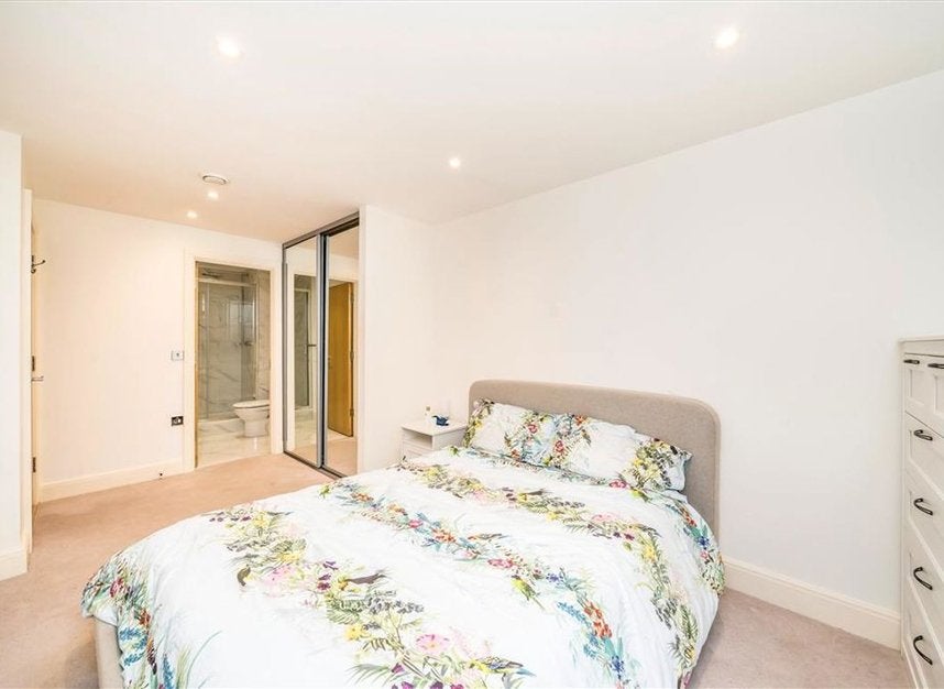 Flat Spa Road in Greater London