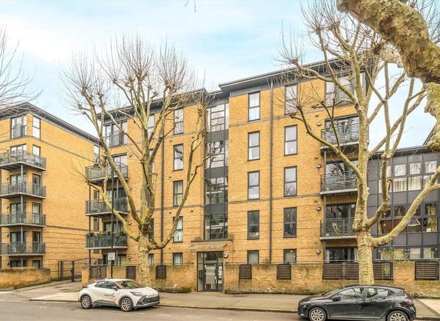 Flat Spa Road in Greater London
