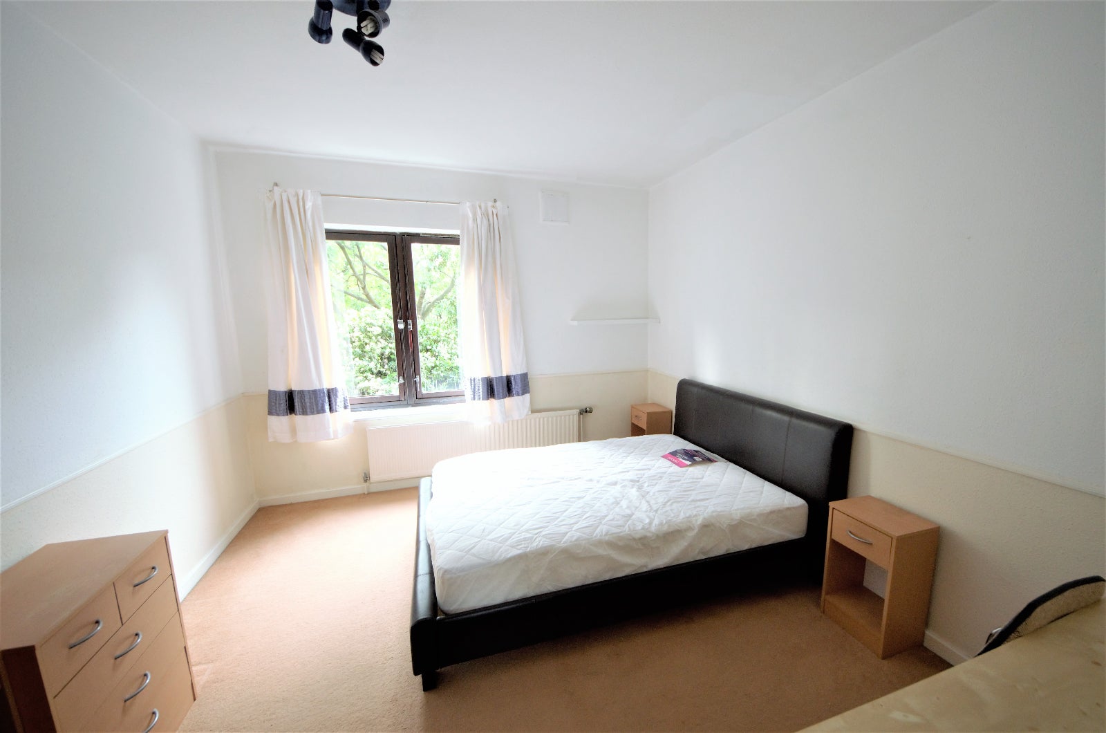 Flat Treaty Street in Greater London