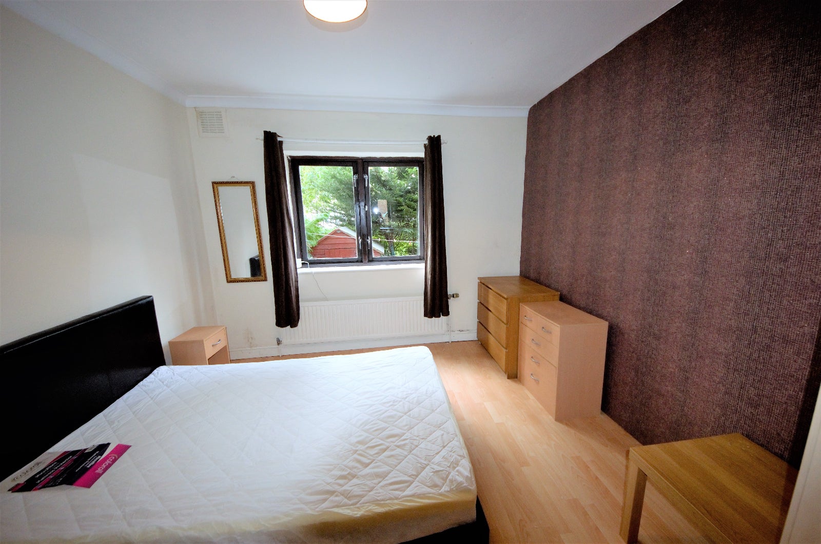 Flat Treaty Street in Greater London