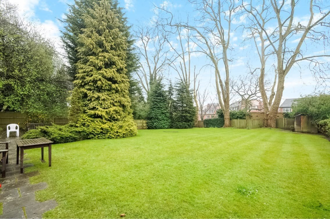 Flat Shepherds Hill in Greater London