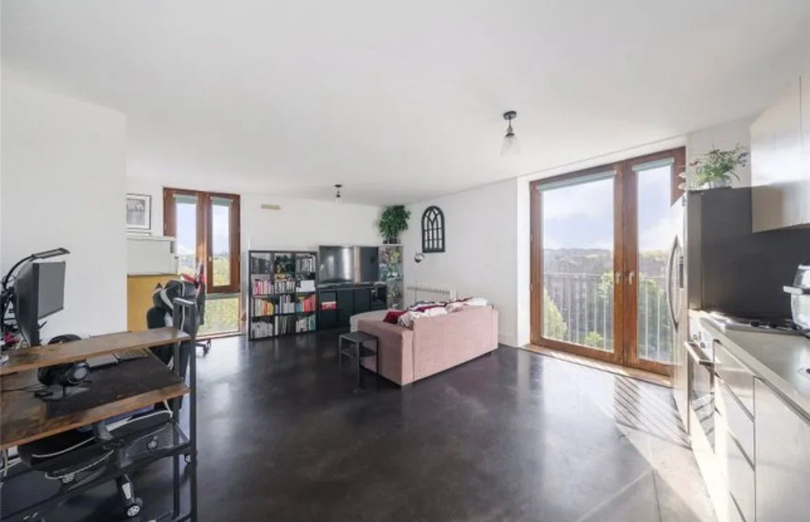 Flat Garratt Lane in Greater London
