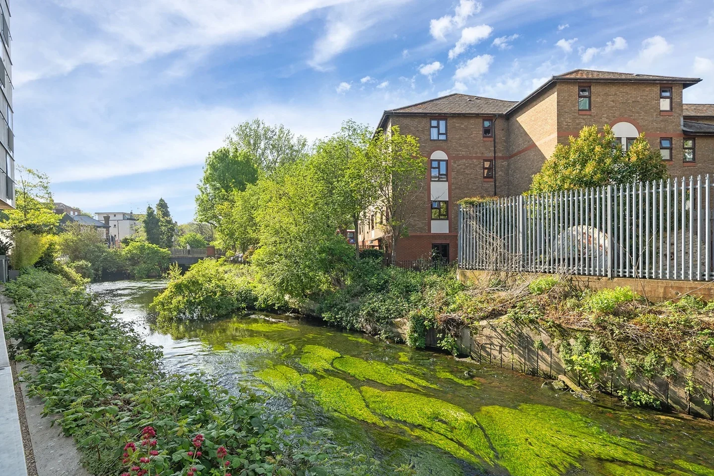 Flat Garratt Lane in Greater London