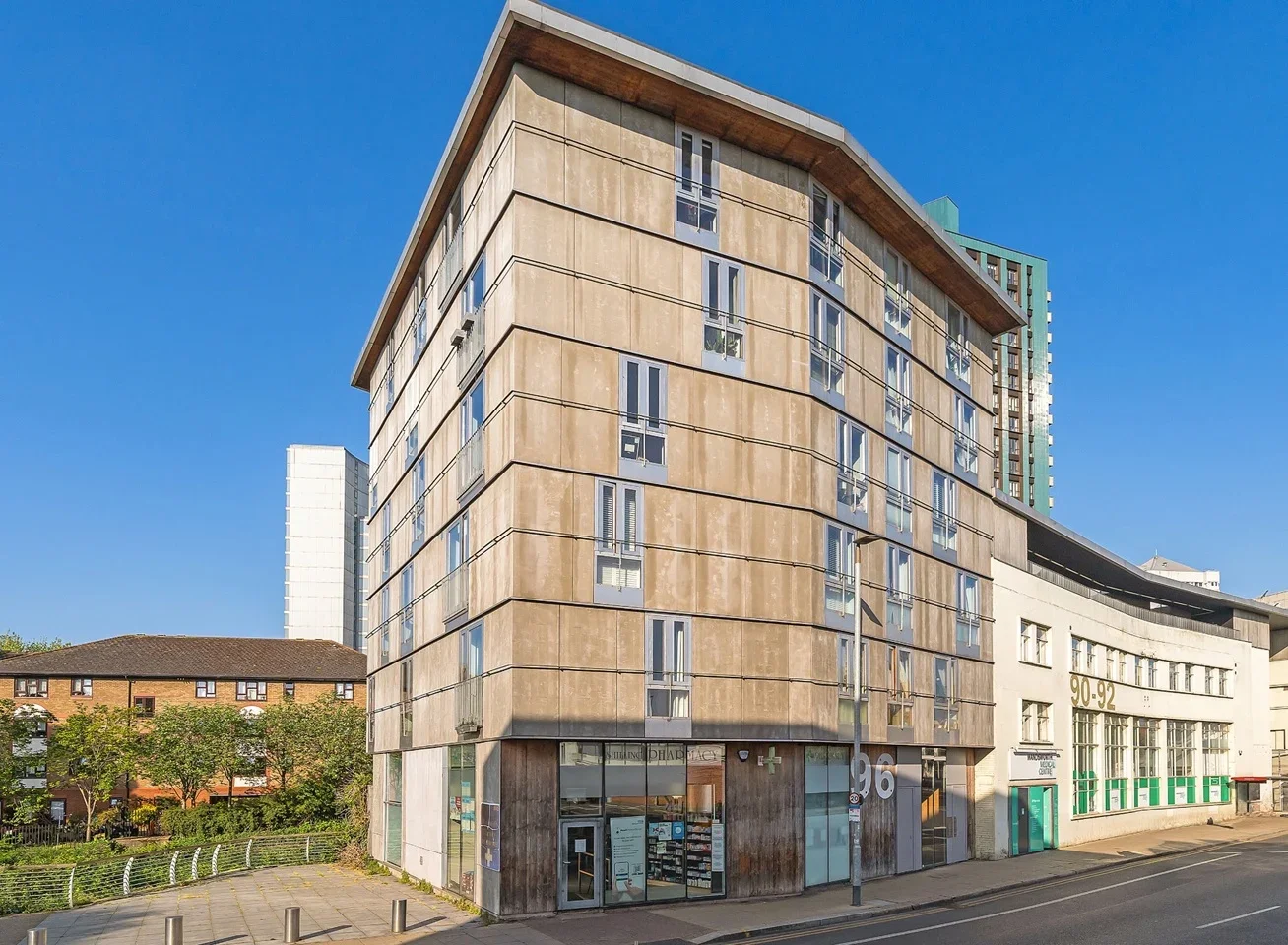 Flat Garratt Lane in Greater London