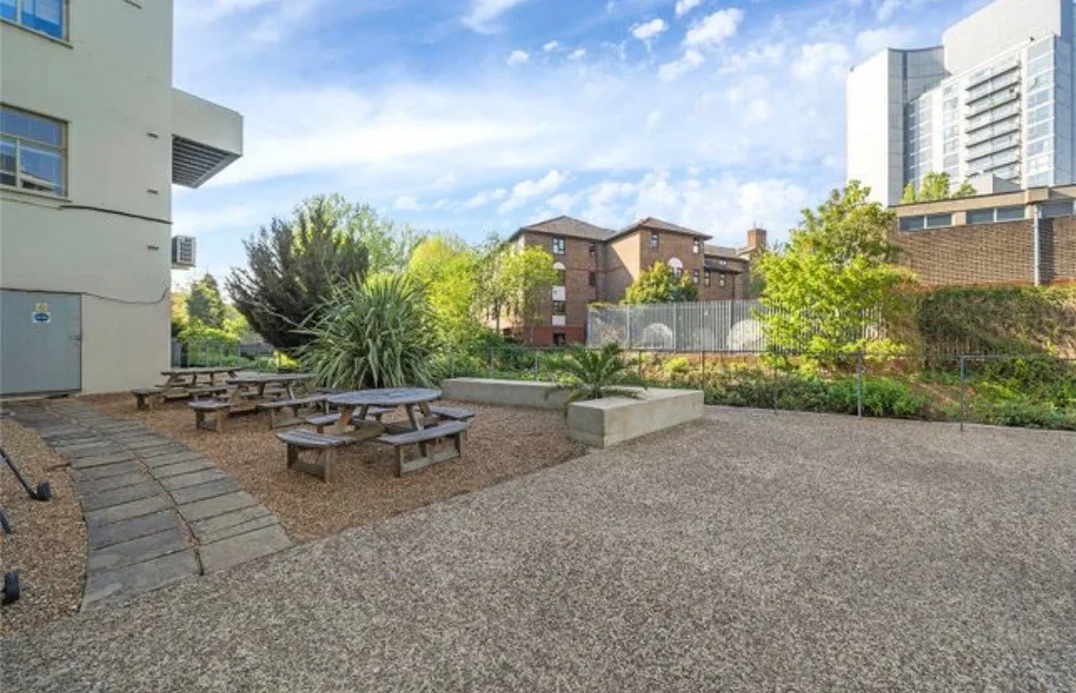 Flat Garratt Lane in Greater London