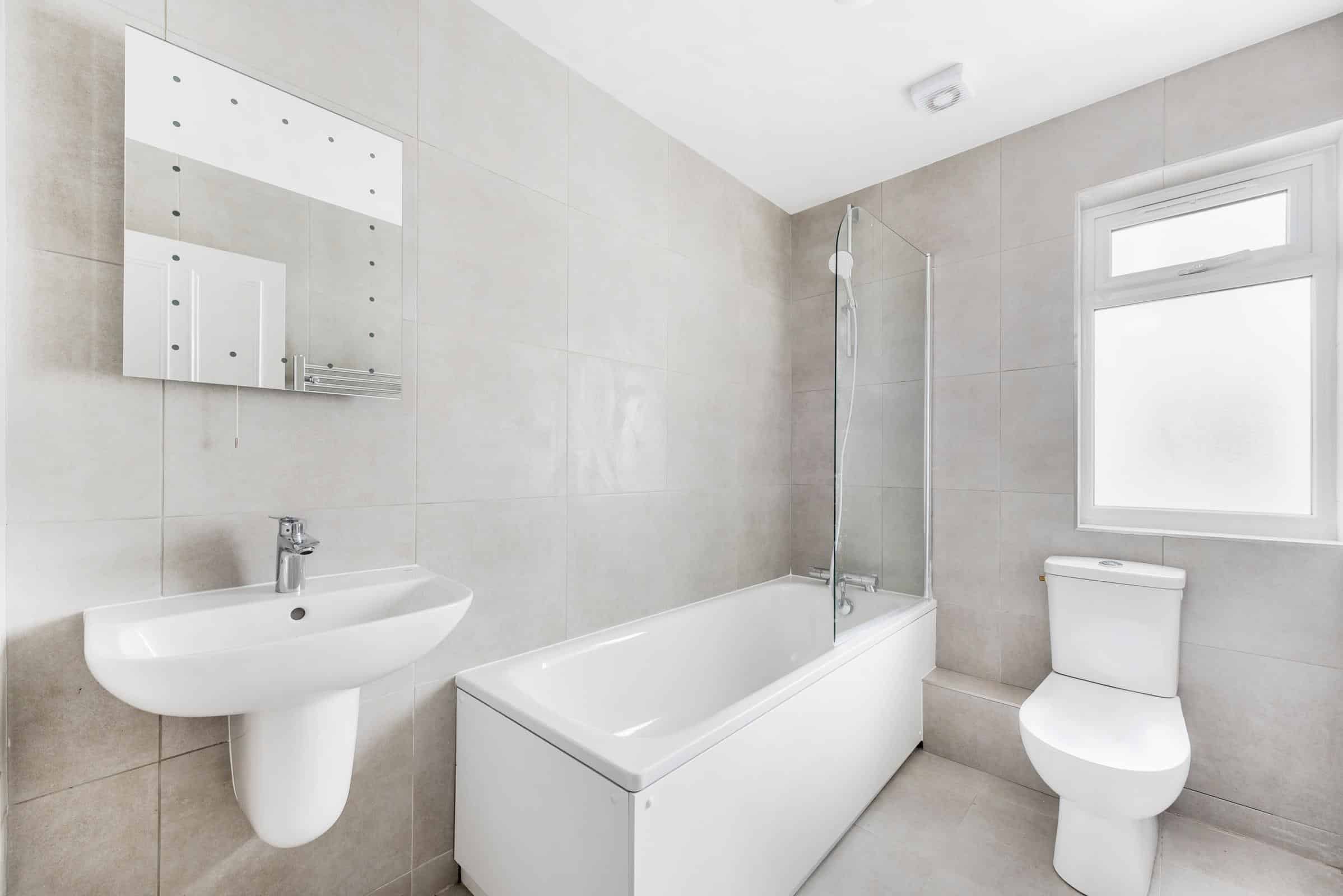 Flat Fishponds Road in Greater London