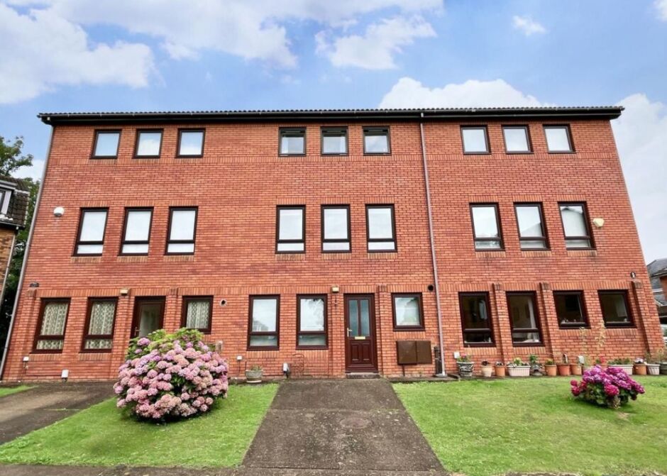 Flat Llwynderw Drive in Swansea