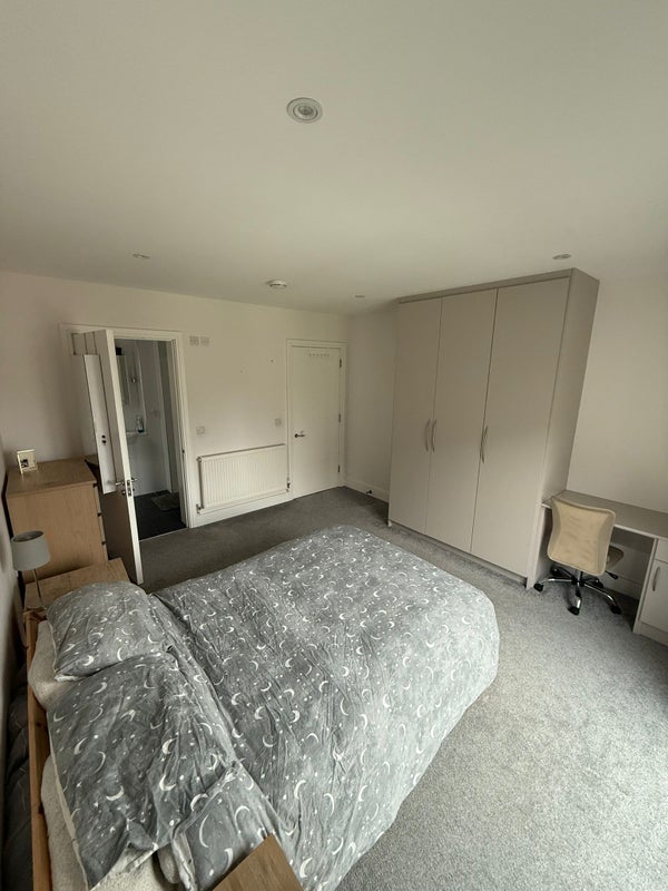 Room Downsview Road in Greater London