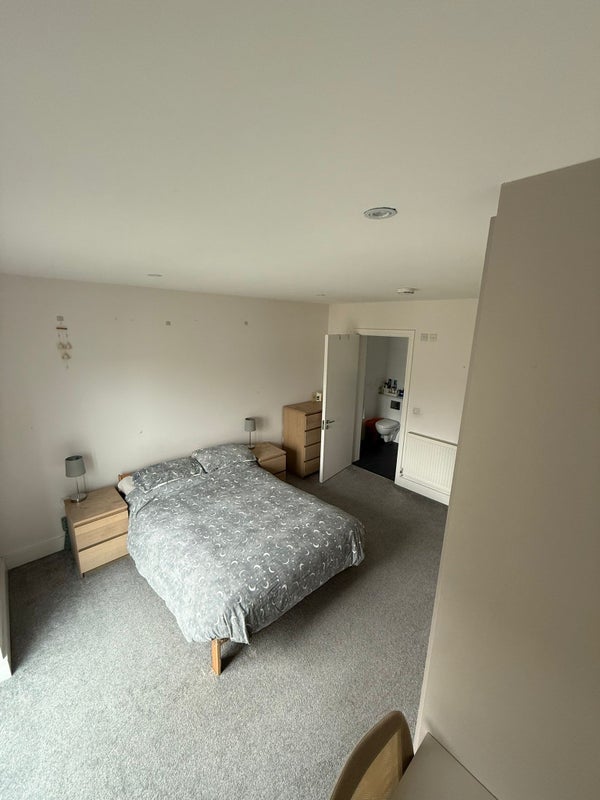 Room Downsview Road in Greater London