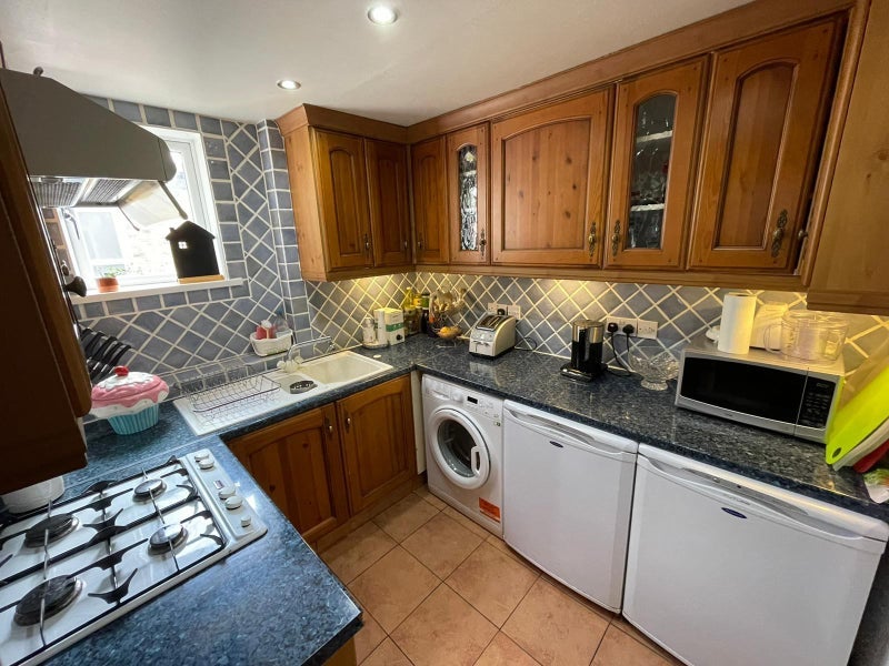Room Harvist Road in Greater London