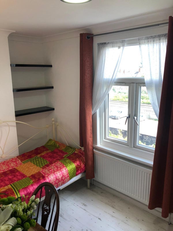 Room Harvist Road in Greater London