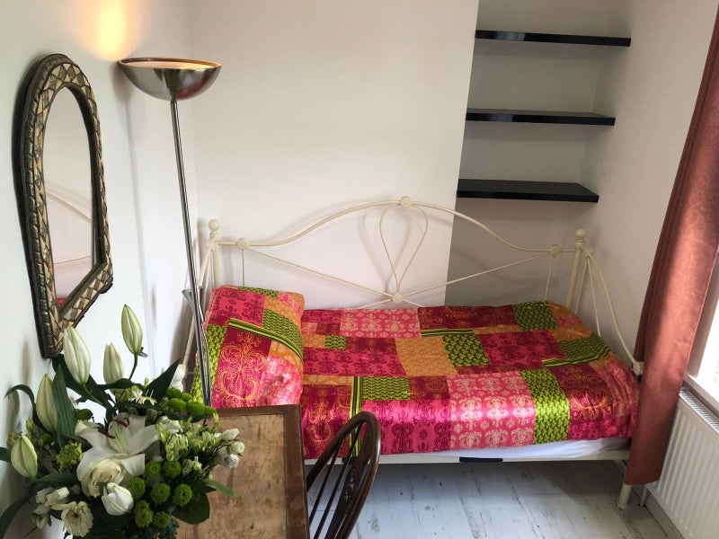 Room Harvist Road in Greater London